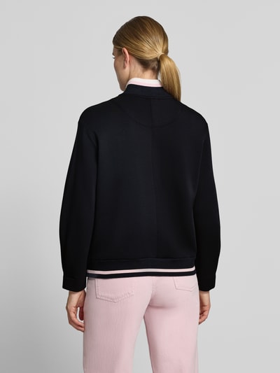 Vrouwenmodel draagt Sweatjacke mit Stehkragen und Knopfleiste van Marc Cain, katoenmix met stretch, regular fit, opstaande kraag, knoopsluiting, steekzakken, Ganzkörperansicht Rückansicht.
