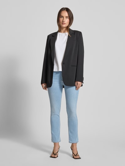 Modelka kobieca nosi dżinsy z guzikami Jeans mit Knopfleiste Modell 'MONROE' od Liu Jo White, jasny niebieski, slim fit, pełen widok z przodu. Dżinsy bawełna ze stretchem, kieszenie, długość do kostek.