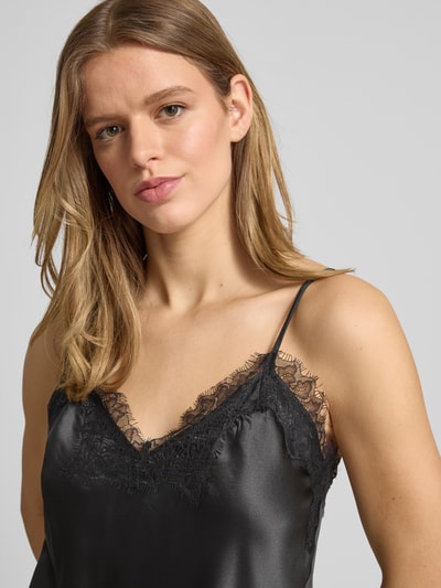 Frauenmodel trägt Tailliertes Satinkleid mit Spitze Modell 'BELLA' von Only in Schwarz, V-Ausschnitt, unifarben, Satin, Nahaufnahme Oberkörper.