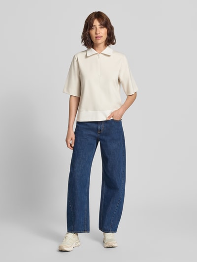 Frauenmodel trägt Sweatshirt mit Stehkragen und 1/2-Arm von Marc Cain in Creme, Baumwoll-Mix, lockerer Schnitt, Ganzkörperansicht von vorne.