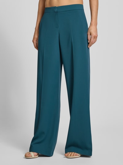 Vrouwenmodel draagt Hose mit weitem Bein und Paspeltaschen am Gesäß van Jake*s Cocktail, blauw, materiaal-mix met stretch, wijde pasvorm, persvouwen, paspelzakken achter, taillewijdte 38 cm, binnenbeenlengte 85 cm, detailopname vooraan, focus op broek.