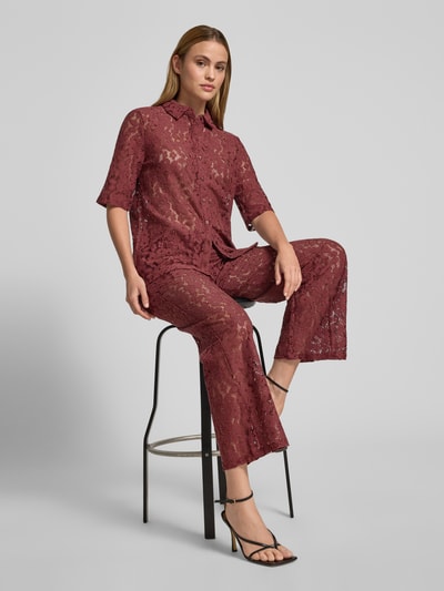 Frauenmodel trägt Weite HOSE in Spitzen-Optik Modell 'HONEY' von Vero Moda in Unifarben, Regular-Fit, elastischer Bundabschluss, Materialverarbeitung: Lochspitze, Ganzkörperansicht von vorne.