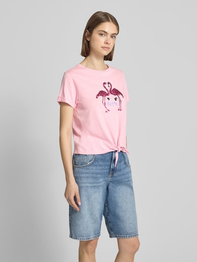 Frauenmodel trägt Slim Fit T-Shirt aus Baumwoll-Mix Modell 'MIRA' von Only, Optik: Unifarben, Jersey, Kurzarm, Rundhals, Raffung, Ganzkörperansicht von vorne.