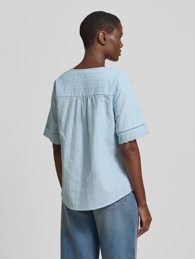 Frauenmodel trägt Regular Fit Bluse mit V-Ausschnitt Modell 'Ane' von FREE/QUENT, reine Baumwolle, Lochstickerei, hellblau, Ganzkörperansicht Rückansicht.