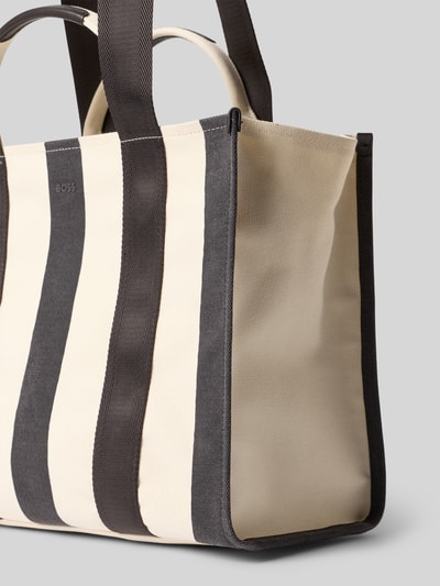 Produktfoto, Shopper mit Streifenmuster Modell 'SANDY TOTE ST' von BOSS in Creme und Schwarz, Struktur aus Canvas, Optik:Allover-Muster, Label-Print, Reißverschluss, Hauptfach, Einschubfach innen, zwei Tragehenkel-Paare.
