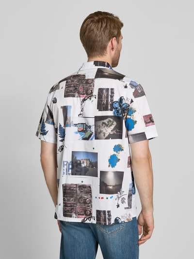 Männermodel trägt Casual Fit Freizeithemd mit Fotoprints von Paul Smith, weiß mit bunten Fotodrucken, reine Baumwolle, Ganzkörperansicht Rückansicht.