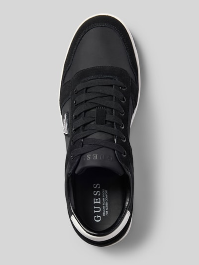 Productfoto, zwarte heren sneakers uit mix van leer en textiel met labeldetail, afgeronde punt, vetersluiting, model 'UDDENT' van guess, hakhoogte maat 44: 3 cm, schachthoogte: 7 cm, schachtbreedte: 9 cm