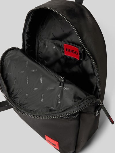 Produktfoto, Rucksack mit Label Patch Modell 'ETHON 3,0' von HUGO in Schwarz, unifarbene Optik, Reißverschluss, Label-Applikation sichtbar, Hauptfach, Vordertasche und Innenfächer, glatte Struktur