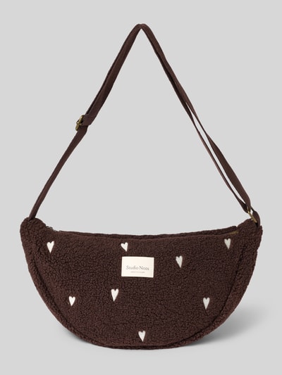 Produktfoto, Bauchtasche aus Teddyfell von Studio Noos w kolorze ciemnobrązowym z wyhaftowanymi motywami serca, Główna przegroda z zamkiem błyskawicznym, przegródka wewnątrz, regulowany pasek na ramię, Szerokość w rozmiarze 1: 40 cm, Długość w rozmiarze 1: 22 cm, Głębokość w rozmiarze 1: 8 cm, długość paska na ramię w rozmiarze 1: 72 cm