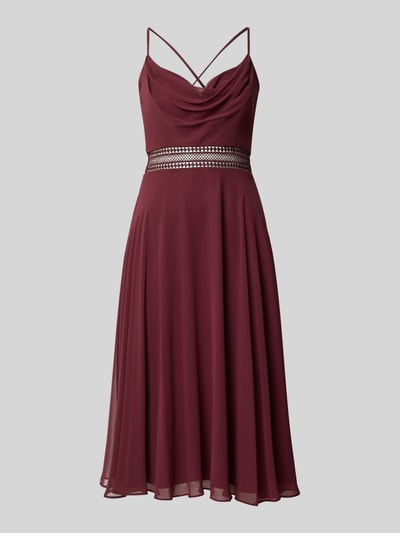 Produktfoto, Knielanges Cocktailkleid mit Wasserfall-Ausschnitt van Vera Mont in bordeaux, getailleerd model van chiffon, tailleband uit gehaakt kant, ruglengte maat 36: 88 cm, borstwijdte maat 36: 33 cm