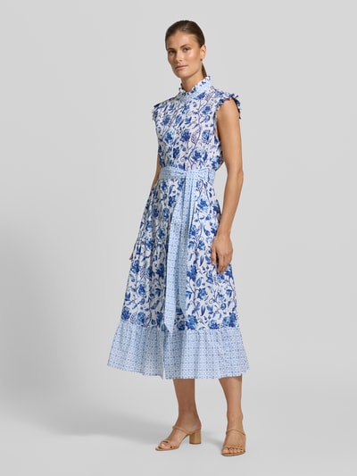 Frauenmodel trägt Midikleid im Allover-Look mit Bindegürtel von Christian Berg Woman in Blau-Weiß, Reine Baumwolle, A-Linie, Stehkragen, Ganzkörperansicht von vorne. Rückenlänge bei Größe 36: 123 cm, Brustweite bei Größe 36: 48 cm.