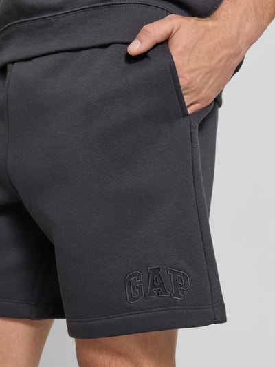 Männermodel trägt Straight Fit Shorts mit Logo-Stitching Modell 'Heritage' von GAP, dunkler Baumwoll-Mix, Nahaufnahme Oberschenkel