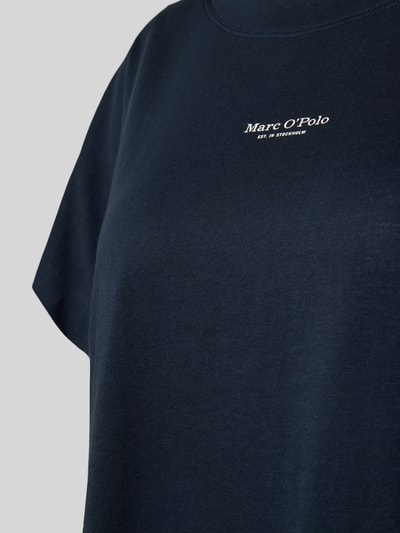Kobiece modelka nosi Oversized Nachthemd aus reiner Baumwolle od Marc O'Polo, efekt: jednolity kolor, krój oversized, z napisem z logo, okrągły dekolt, krótki rękaw, wykończenie z rozcięciami po bokach, popelina, czysta bawełna, zbliżenie na górną część ciała.
