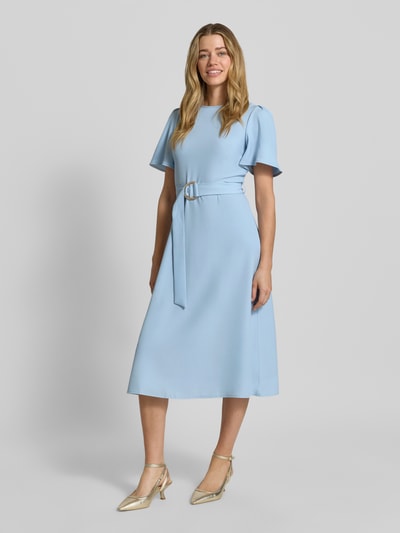 Frauenmodel trägt Cocktailkleid mit Gürtel und Rundhalsausschnitt von Rinascimento, hellblau, Material-Mix mit Stretch-Anteil, Taillierter Schnitt, Midikleid, Rückseitiger Reißverschluss, Rückenlänge bei Größe S: 36 cm, Brustweite bei Größe S: 40 cm, Ärmellänge bei Größe S: 28 cm, Ganzkörperansicht von vorne.