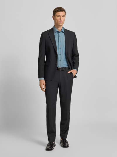 Männermodel trägt Regular Fit Businesshemd aus Baumwolle mit Kentkragen von ETERNA in Blau, glatte Textur, Ganzkörperansicht von vorne. Rückenlänge bei Größe 40: 80 cm, Schulterbreite 49 cm, Ärmellänge 65 cm, mit Knopfleiste und Brusttasche.