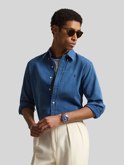Männermodel trägt Regular Fit Freizeithemd aus reiner Baumwolle von Polo Ralph Lauren mit Strukturmuster und Logo-Stitching, Ganzkörperansicht von vorne.