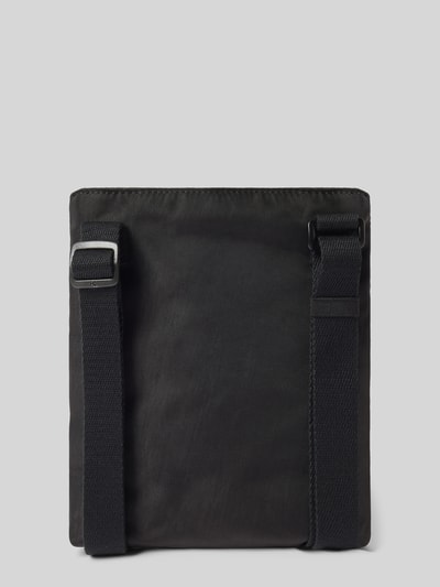 Produktfoto, schwarze Crossbody Bag mit Label-Stitching von CK Calvin Klein, eckige Form, strukturierter Stoff, verstellbarer Schulterriemen, Hauptfach mit Reißverschluss, für Herren, Maße 21x21x3 cm, modernes Design.