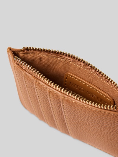 Produktfoto, Portemonnaie in Leder-Optik Modell 'Brixton' von VALENTINO BAGS in Camel mit goldfarbenem Reißverschluss und Steckfächern, Nahaufnahme oben.