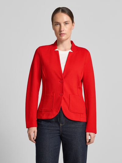 Frauenmodel trägt Slim Fit Kurzblazer aus Baumwoll-Mix von Tom Tailor in leuchtendem Rot mit glatter Struktur, Ganzkörperansicht von vorne, Damen Kurzblazer von Tom Tailor.