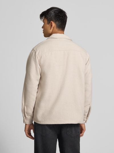 Männermodel trägt Regular fit Hemdjacke mit borstzakken Model 'REGENT' van JACK & JONES, fijn gestructureerd beige, tussenjack, ruglengte maat M 74 cm, schouderbreedte 42 cm, borstwijdte 58 cm, mouwlengte 65 cm, ganzlichaamsaanzicht rugaanzicht.