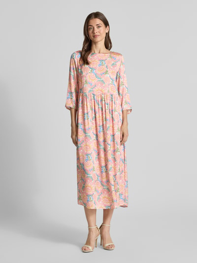 Vrouwenmodel draagt Midikleid aus Viskose mit Rundhalsausschnitt van Rich & Royal in recht fit, 3/4-mouw, sleutelgat aan achterzijde, kleurrijk bloemmotief, lengte 125 cm bij maat 36, borstwijdte 49 cm, mouwlengte 45 cm. Volledige lichaamsweergave van voren.