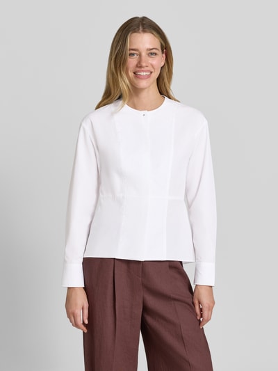 Frauenmodel trägt Slim Fit Langarmbluse aus reiner Baumwolle Modell 'BEPLUM' von BOSS in Weiß und Braun, Ganzkörperansicht von vorne. Damen Langarmbluse von BOSS