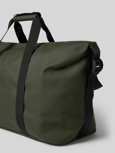 Productfoto, olijfgroene Weekend Bag met logo-detail Model 'Hilo' van Rains, hoofvak met ritssluiting, afneembare schouderband, Breedte maat 1: 64 cm, Lengte maat 1: 40 cm, Diepte maat 1: 24 cm, bandlengte schouderband maat 1: 84 cm