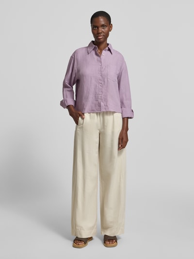 Frauenmodel trägt Relaxed Fit Hemdbluse aus reinem Leinen von Marc O'Polo, Optik: Unifarben, Farbe Flieder, Ganzkörperansicht von vorne.
