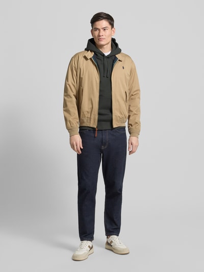 Männermodel trägt Relaxed Fit Hoodie mit Label-Stitching und Känguru-Tasche von Polo Ralph Lauren aus Baumwoll-Mix, Ganzkörperansicht von vorne.