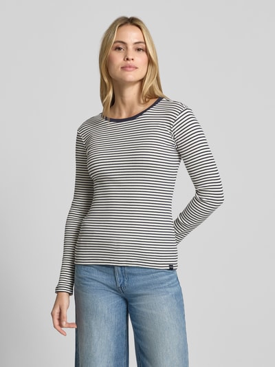 Kobiece model prezentuje Longsleeve in Ripp-Optik mit Rundhalsausschnitt od Smith and Soul, mieszanka bawełny i elastanu, krój slim fit, wzór na całej powierzchni, efekt prążkowania, okrągły dekolt, długość tyłu w rozmiarze S: 58 cm, jasne i ciemne paski, niska faktura, widok całej sylwetki z przodu.