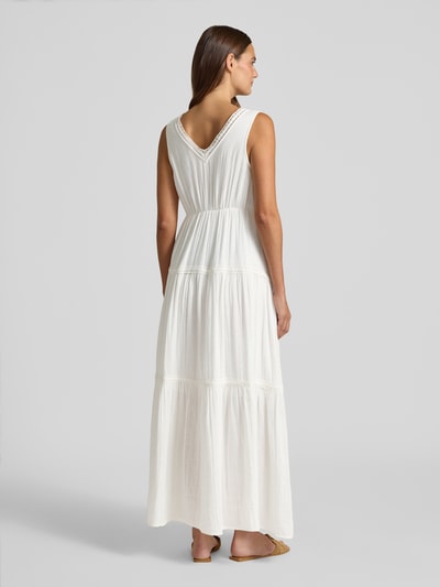 Frauenmodel trägt Maxikleid mit Loch-Stitching Modell 'Anini' von YAS aus Reine Baumwolle, Taillierter Passform, Ärmelloses-Design, V-Ausschnitt, Ganzkörperansicht Rückansicht.