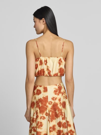 Vrouwenmodel draagt Crop Top mit Drapierungen und Spaghettiträgern van Jake*s Cocktail van viscosemix, kort, all-over look, ruglengte maat 36: 17 cm, geheel in oranje-beige tinten, all-over dessin, rugaanzicht.