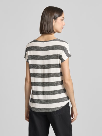 Frauenmodel trägt Regular Fit T-Shirt aus Viskose-Mix Modell 'WIDE STRIPE' von Vero Moda, Mehrfarbig, Feinstrick, Rückansicht, Ganzkörperansicht Rückansicht