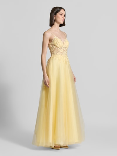 Kobiece model nosi długa sukienka z tiulu z wiązaniem z tyłu Maxikleid aus Tüll mit rückseitiger Schnürung od Luxuar, taliowany fason, sukienka gorsetowa, hafty, cienkie ramiączka, długość tyłu w rozmiarze 36: 145 cm, szerokość klatki piersiowej w rozmiarze 36: 33 cm, widok całej sylwetki z przodu