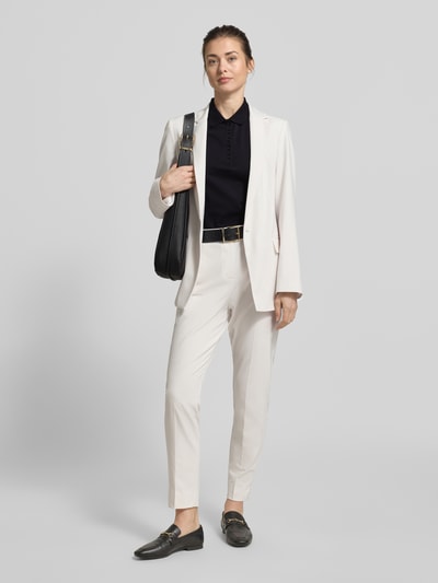Frauenmodel trägt Slim Fit Poloshirt mit Knopfleiste von Christian Berg Woman aus Baumwoll-Elasthan-Mix, schwarze Farbe, Ganzkörperansicht von vorne.