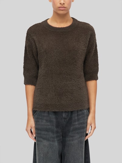 Frauenmodel trägt Pullover mit halblangen Ärmeln von S.OLIVER CASUAL in Braun, unifarben, Strickoptik, Rundhals, Ganzkörperansicht von vorne.