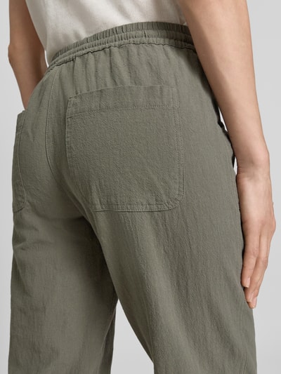 Frauenmodel trägt Hose mit elastischem Bund und Tunnelzug Modell 'Cissie' von Soyaconcept aus Reine Baumwolle, Relaxed-Fit, Detailaufnahme Rückansicht.