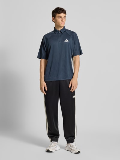 adidas Sportswear Koszulka polo o kroju regular fit z logo i zamkiem błyskawicznym Ciemnoniebieski 1