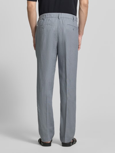 Männermodel trägt Straight Fit Leinenhose mit Bügelfalten von JAKE*S STUDIO MEN in Hellgrau mit Gesäßtaschen, teilelastischer Bund, Ganzkörperansicht Rückansicht.