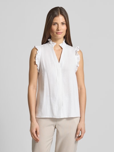 Kobiece model prezentuje Regular Fit Blusentop mit Leinen-Anteil Modell 'VIVA' von Selected Femme, efekt: jednolity kolor, krój regular fit, stójka z falbanami, dekolt w serek, ukryta listwa guzikowa, bez rękawów, falbany na ramionach, widok całej sylwetki z przodu.
