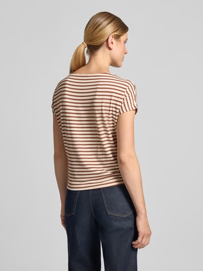 Frauenmodel trägt Relaxed Fit T-Shirt aus Viskose-Mix von s.Oliver RED LABEL in Beige und Braun mit Streifen, glatte Struktur, Ganzkörperansicht Rückansicht.