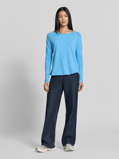 Vrouwenmodel draagt shirt met lange mouwen van puur katoen met Raglanmouwen van Rich & Royal, getailleerd, ronde hals, ruglengte maat S 60 cm, full body voorkant.