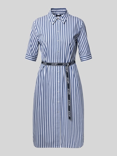 Produktfoto, Hemdblusenkleid mit Gürtel Modell 'Dominique2' von JOOP!, bawełniany materiał z domieszką stretchu, krój slim fit, długość midi, kołnierzyk kent, listwa guzikowa, pasek, rękaw 1/2, długość tyłu w rozmiarze 36: 100 cm, szerokość w rozmiarze 36: 43 cm, długość rękawa w rozmiarze 36: 31 cm, niebiesko-białe pionowe paski, gładka tekstura.