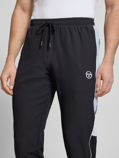 Männermodel trägt Sweatpants mit Logo-Stitching Modell 'CASPIO' von SERGIO TACCHINI, Material-Mix mit Stretch-Anteil, Nahaufnahme Oberkörper.