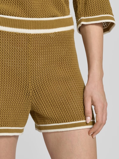 Frauenmodel trägt Shorts mit elastischem Bund von Style Icon Collection aus Reine Baumwolle, Grobstrick, Straight Fit, Nahaufnahme Oberschenkel.