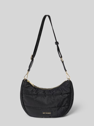 Produktfoto, Shoulder Bag in Stepp-Optik Modell 'Buddy' von Hey Marly in Schwarz mit Logo-Detail, Reißverschluss und abnehmbarem Schulterriemen.