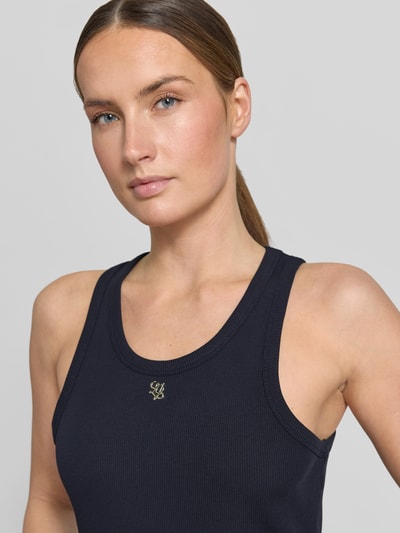 Frauenmodel trägt Slim Fit Top mit Logo-Applikation von Liu Jo White in Dunkelblau, elastischer Baumwoll-Mix, Nahaufnahme Oberkörper.