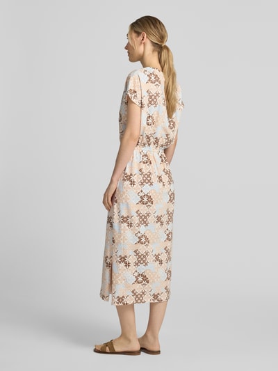 Vrouwenmodel draagt relaxed fit vrijetijdsjurk uit katoenmix met lichtblauw en bruin dessin, Relaxed Fit Freizeitkleid aus Baumwoll-Mix van s.Oliver RED LABEL, volledige achterkantaanzicht.