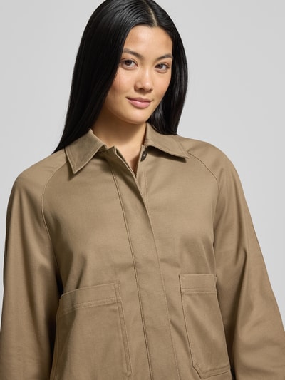 Frauenmodel trägt Regular Fit Hemdjacke aus Baumwoll-Mix von Marc O'Polo in Beige mit Umlegekragen und aufgesetzten Taschen, Nahaufnahme Oberkörper.