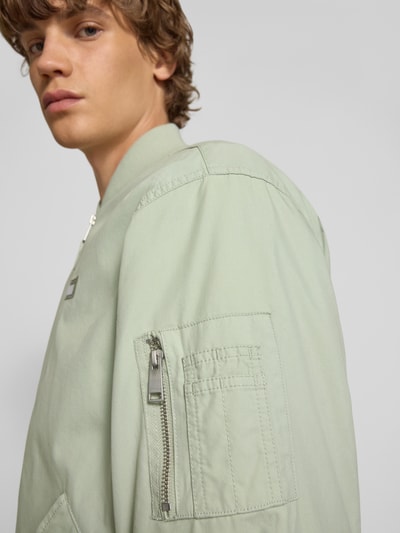 Tommy Jeans Regular Fit Bomberjacke mit geripptem Stehkragen Schilf 3